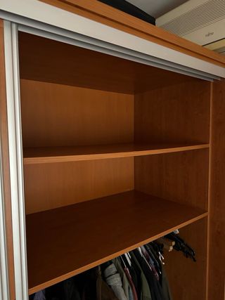 Guardaroba con ante scorrevoli e specchio