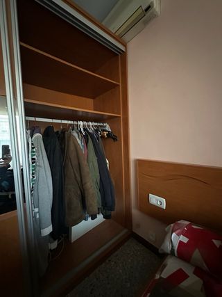 Guardaroba con ante scorrevoli e specchio