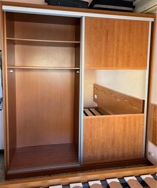 Guardaroba con ante scorrevoli e specchio