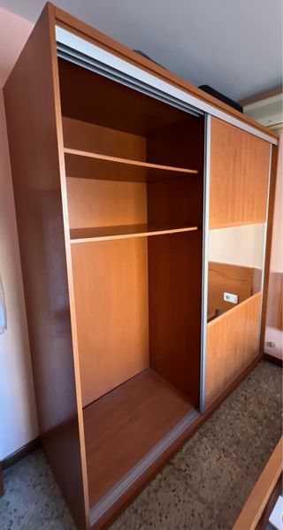 Guardaroba con ante scorrevoli e specchio