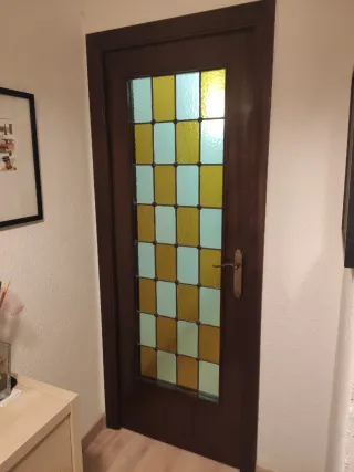 Puerta madera vintage con cristales emplomados.