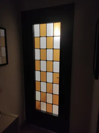 Puerta madera vintage con cristales emplomados.