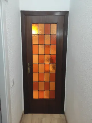Puerta madera vintage con cristales emplomados.