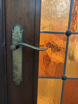 Puerta madera vintage con cristales emplomados.