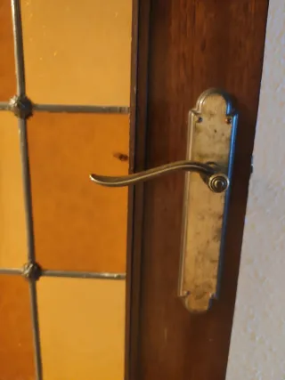 Puerta madera vintage con cristales emplomados.