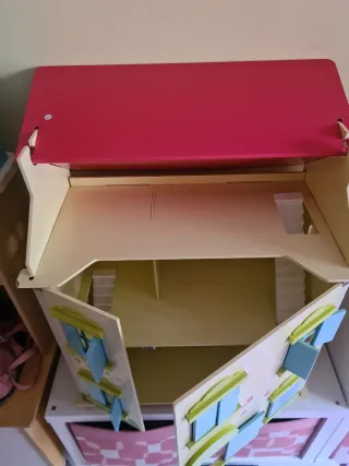 Casa de muñecas de madera