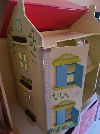 Casa de muñecas de madera