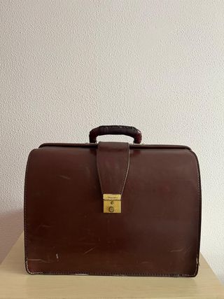 Maletín de piel marrón