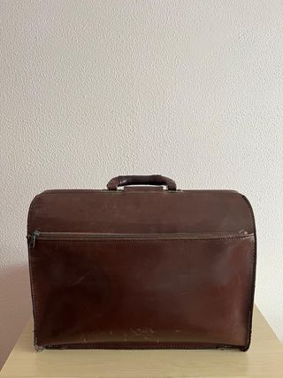 Maletín de piel marrón