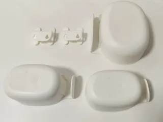 3 cesti e 2 appendiabiti IKEA ÖNSKLIG per la conservazione.