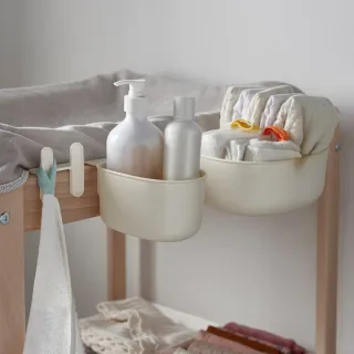 3 cesti e 2 appendiabiti IKEA ÖNSKLIG per la conservazione.