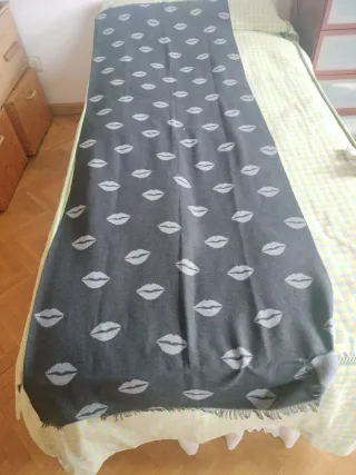 Fular con estampado de labios Regalofoular granate