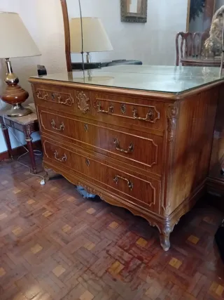 Cómoda de madera con espejo