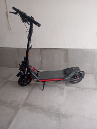 Monopatín eléctrico homologado con intermitentes