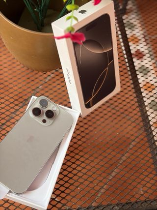 iPhone 16 Pro Gris Titanium.