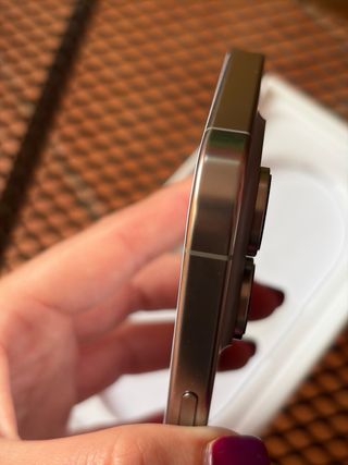 iPhone 16 Pro Gris Titanium.