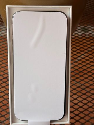 iPhone 16 Pro Gris Titanium.