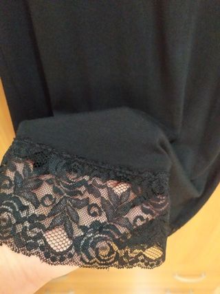 Abito nero con dettagli in pizzo