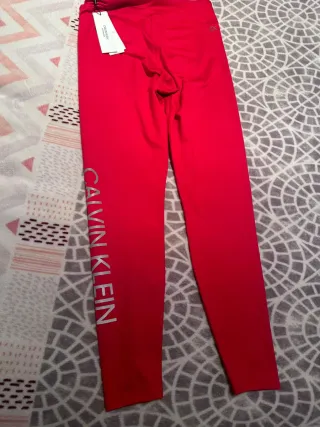 Calvin Klein Conjunto Malla y Sudadera Rojo Talla