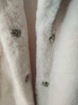 Abrigo pelo T. L con etiquetas