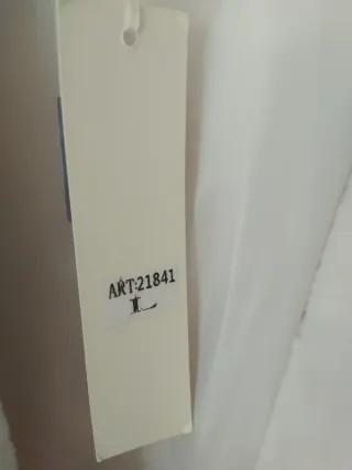 Abrigo pelo T. L con etiquetas