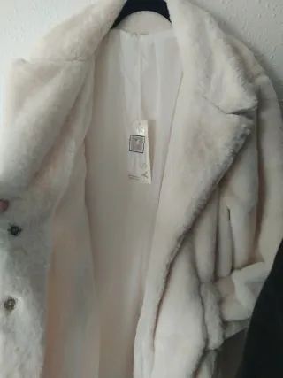 Abrigo pelo T. L con etiquetas