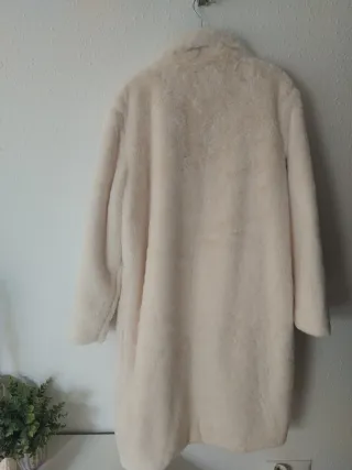Abrigo pelo T. L con etiquetas