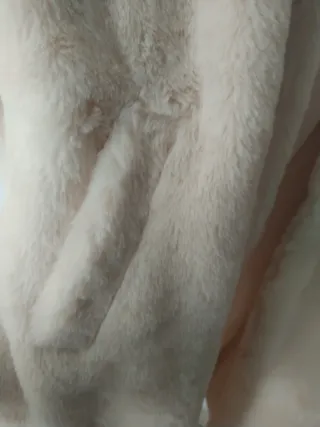 Abrigo pelo T. L con etiquetas