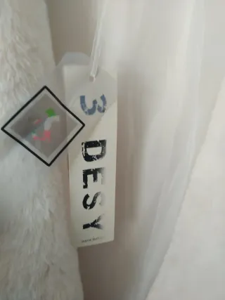 Abrigo pelo T. L con etiquetas