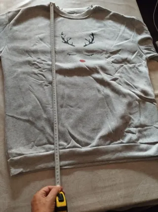 Sudadera gris con estampado de reno
