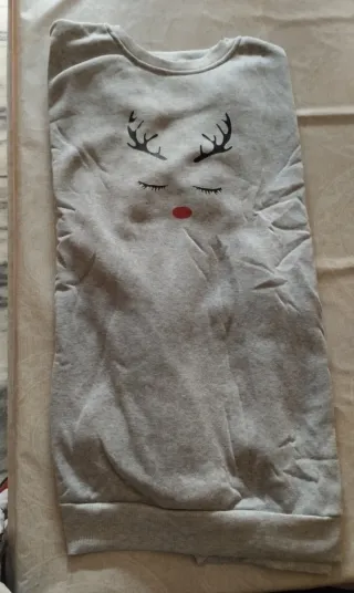 Sudadera gris con estampado de reno