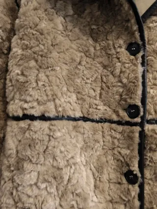 Abrigo largo de pelo beige y marrón