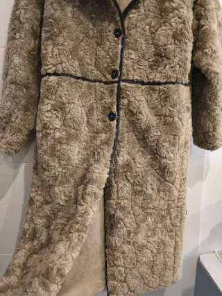 Abrigo largo de pelo beige y marrón