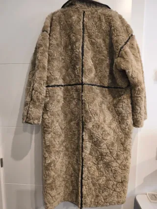 Abrigo largo de pelo beige y marrón