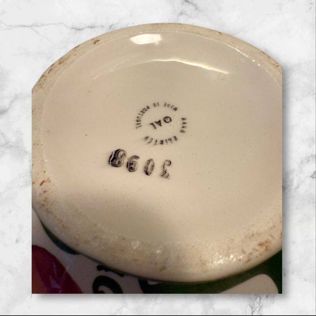 Ciotola in ceramica con fiore rosso