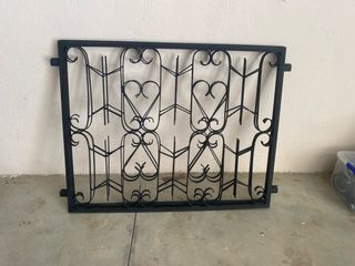 Reja de forja negra para ventana
