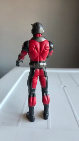 Muñecos Ant-Man y Black Panther Marvel