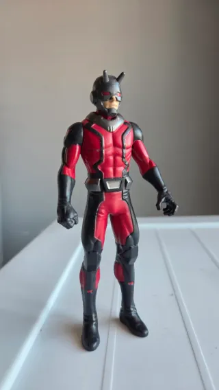 Muñecos Ant-Man y Black Panther Marvel