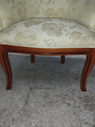 Antigua butaca descalzadora tapizada