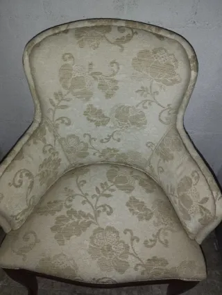 Antigua butaca descalzadora tapizada