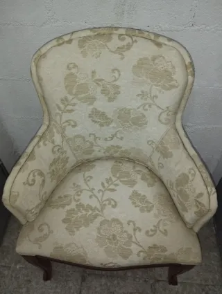 Antigua butaca descalzadora tapizada