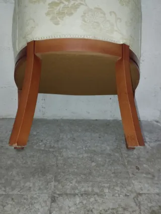 Antigua butaca descalzadora tapizada