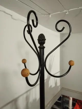 Perchero de forja negro y dorado