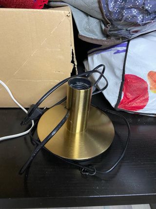 Lámpara de mesa dorada y madera