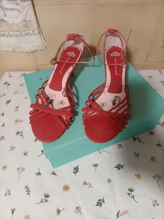Sandalias rojas tacón bajo