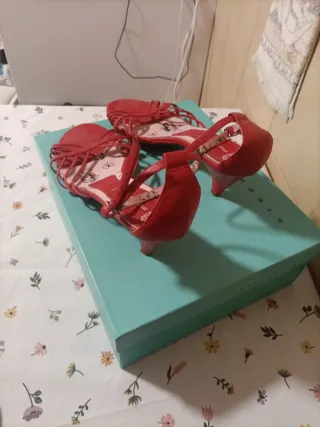 Sandalias rojas tacón bajo