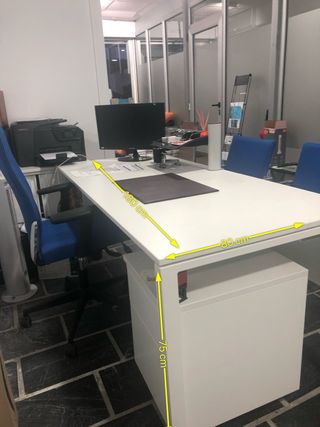 Mesa de oficina blanca con cajonera