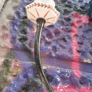 Applique in metallo e porcellana