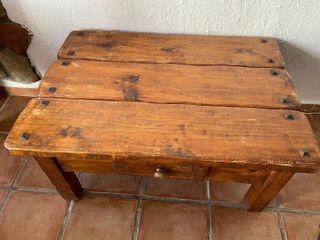 Mesa baja de madera con cajón