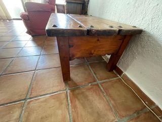 Mesa baja de madera con cajón